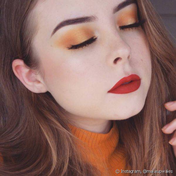 Durante o dia, vale aplicar a sombra laranja opaca bem esfumada em toda as pálpebras, mas sem marcação no côncavo (Foto: Instagram @makeupwales)